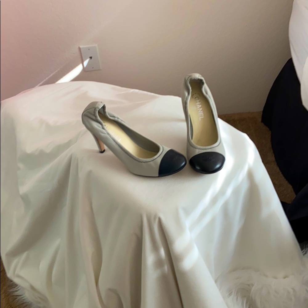 Chanel pumps classic cream and black. - Picture 2 of 7